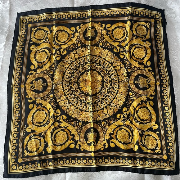 NEW with tag Authentic VERSACE BAROCCO LARGE SILK FOULARD SCARF - Picture 4 of 16